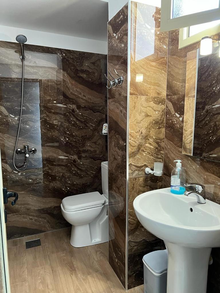 Hotel Vila Flowers Vlorë エクステリア 写真